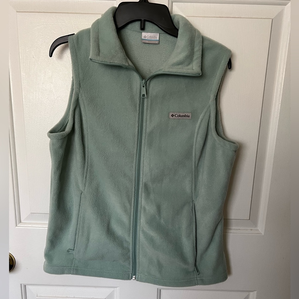 Columbia women’s vest zip front Vest size L fleece